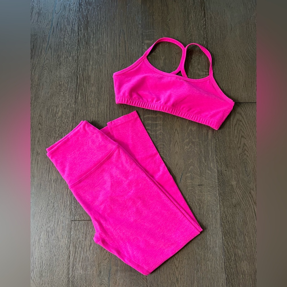 ❤️ Beyond Yoga Pink Sports Bra and Leggings
Set - Size M - EUC